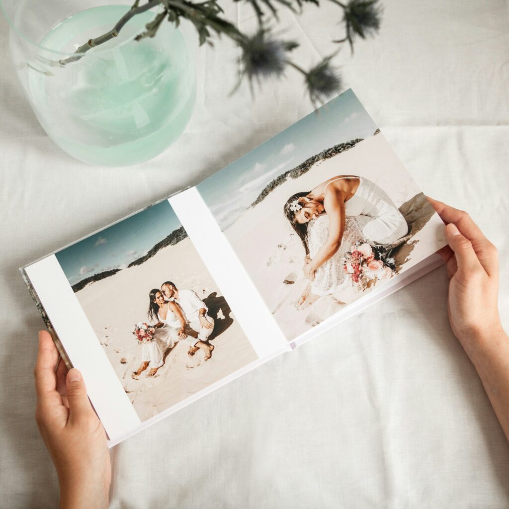 Aufgeschlagenes Fotobuch mit Brautpaar als Inspiration für Hochzeitszeitung Ideen