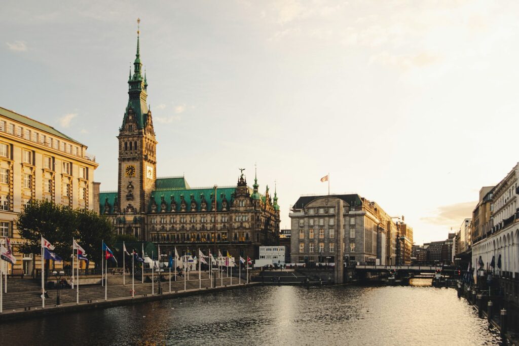 Backsteingebäude an einem Kanal in Hamburg, typische Kulisse für Paarfotos