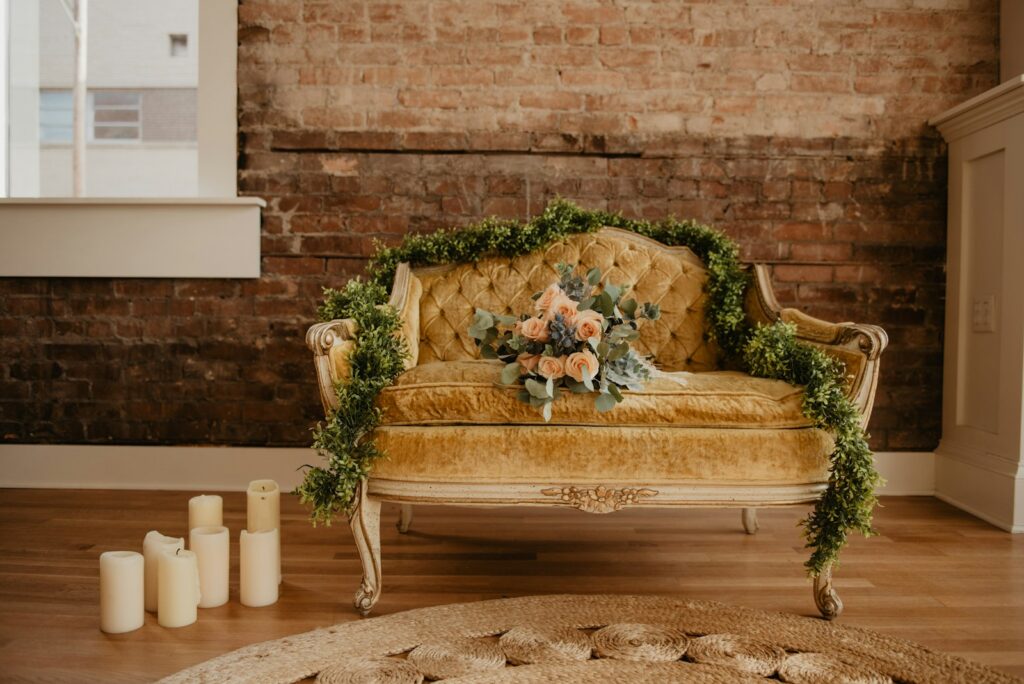 Beiges Chesterfield-Sofa mit Strauß aus orangefarbenen Rosen