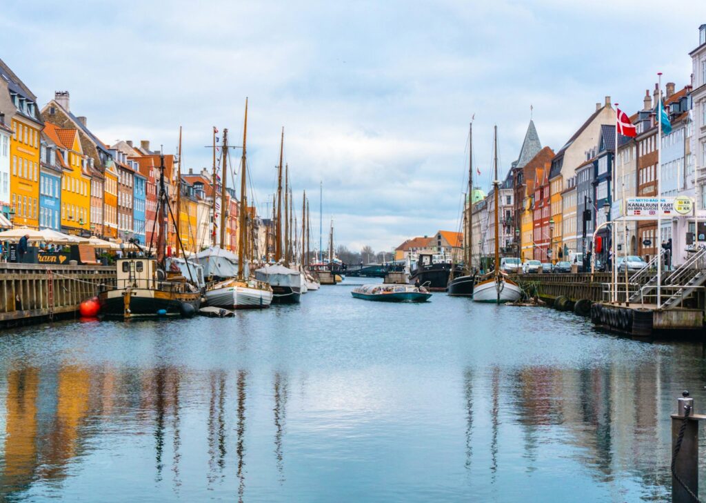 Boote in einem Kanal in Dänemark bei Tageslicht