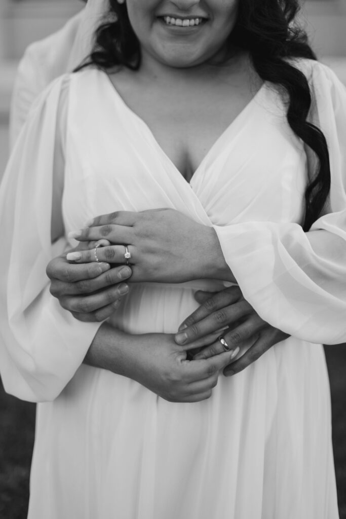 Braut im weißen Kleid mit gefalteten Händen vor der standesamtlichen Trauung