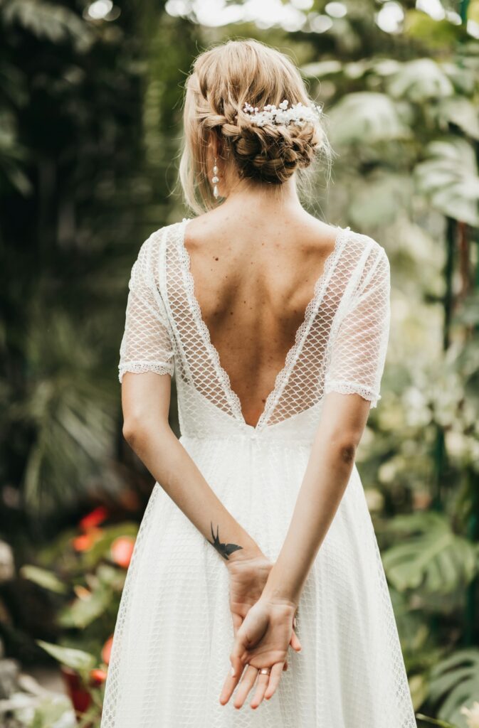 Braut in fließendem weißem Kleid im Wald, ein Boho Hochzeitskleid mit natürlicher Wirkung