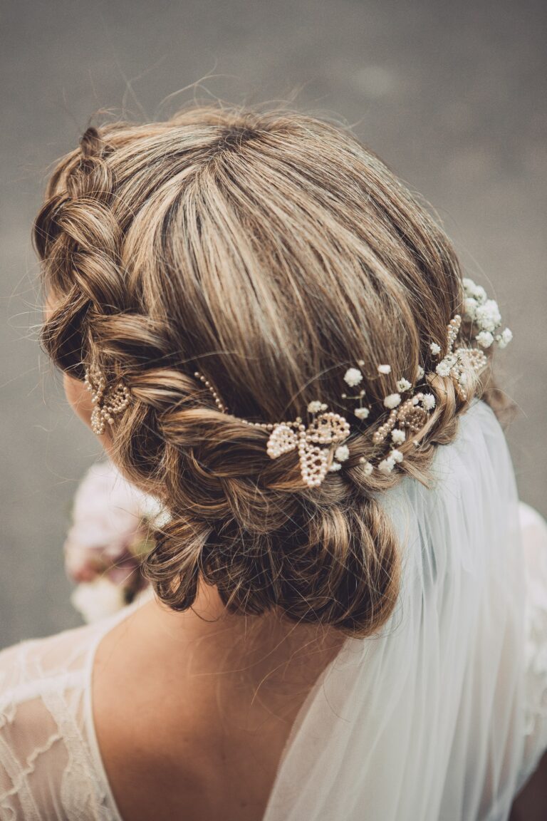 Geflochtene Brautfrisur mit Haarschmuck aus Blüten