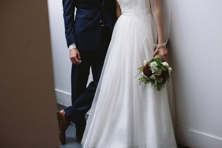 Brautkleid schlicht: ärmelloses weißes Hochzeitskleid mit klarer Linie