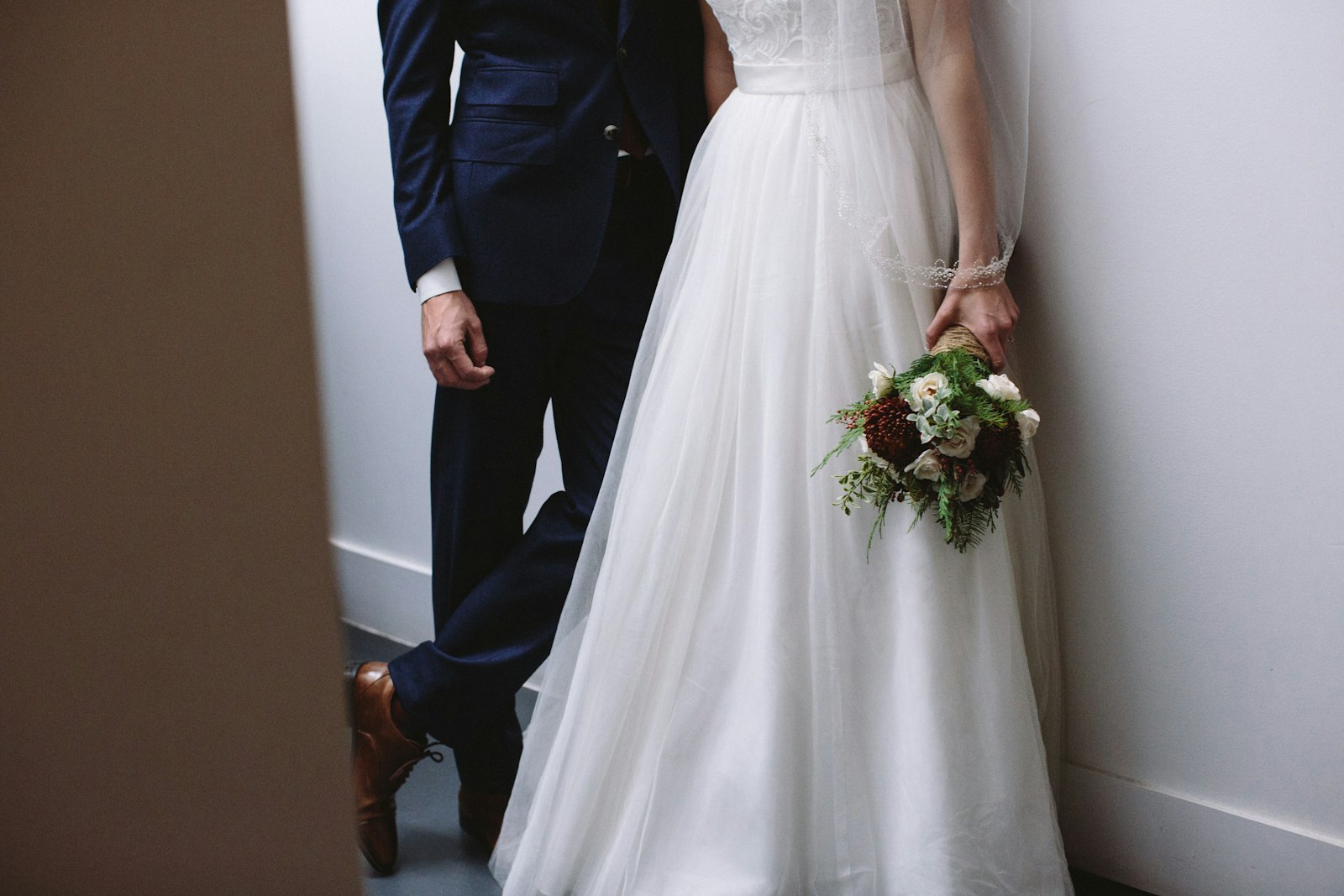Brautkleid schlicht: ärmelloses weißes Hochzeitskleid mit klarer Linie