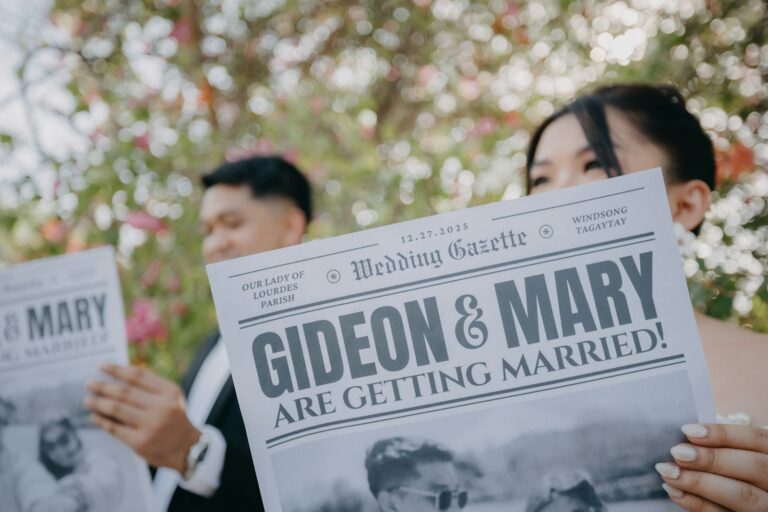Brautpaar hält eine Zeitung mit Hochzeitsankündigung, Symbolbild für Hochzeitszeitung Ideen