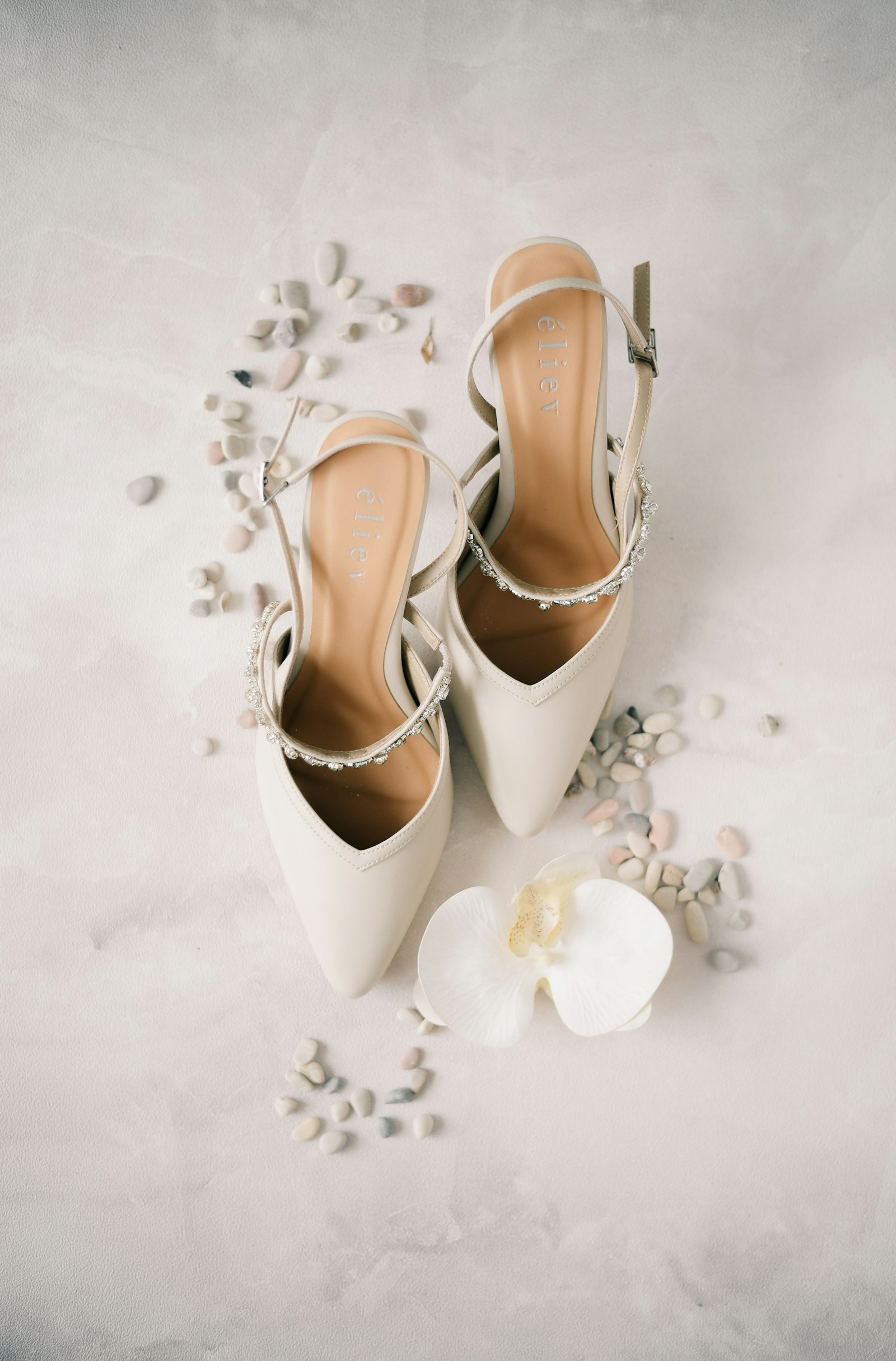 Elegante, bequeme Brautschuhe auf einer strukturierten Oberfläche
