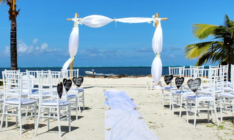 Festlich aufgebauter Trauort direkt am Meer für eine Strandhochzeit