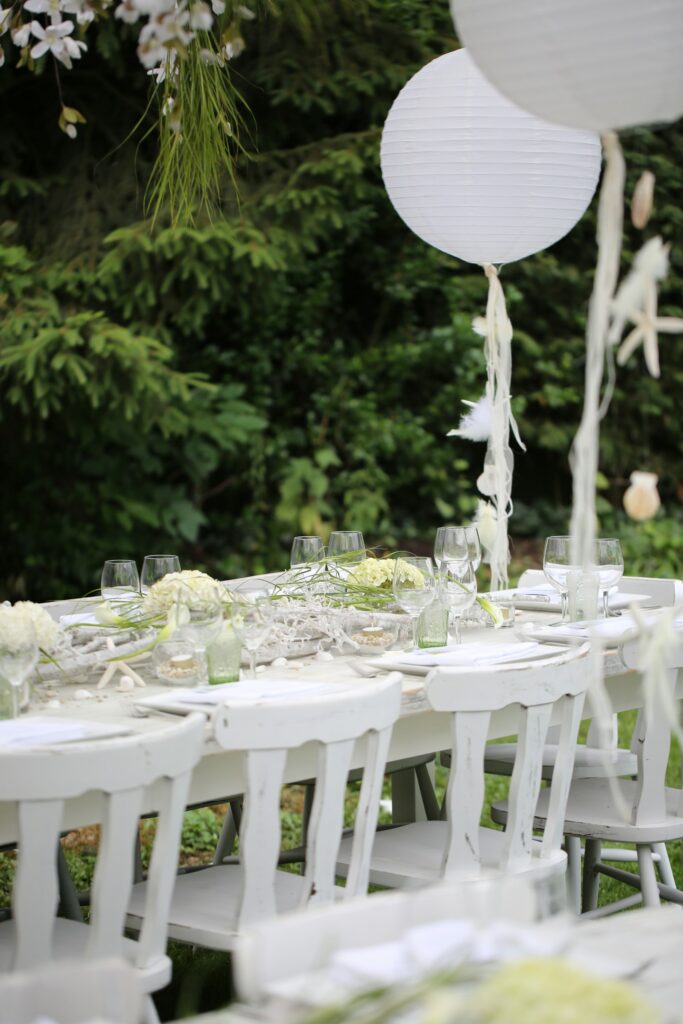 Festlich gedeckte Tafel im Freien bei einer Hochzeit im Garten