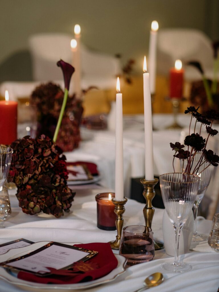 Festlich gedeckte Tafel mit Kerzen und Blumen für eine Hochzeit im Winter