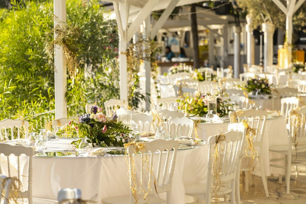 Gedeckte Hochzeitstafel mit Blumen und Kerzen für den Empfang