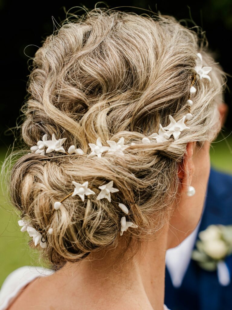 Haarschmuck Braut: elegante Hochsteckfrisur mit Stern- und Perlennadeln