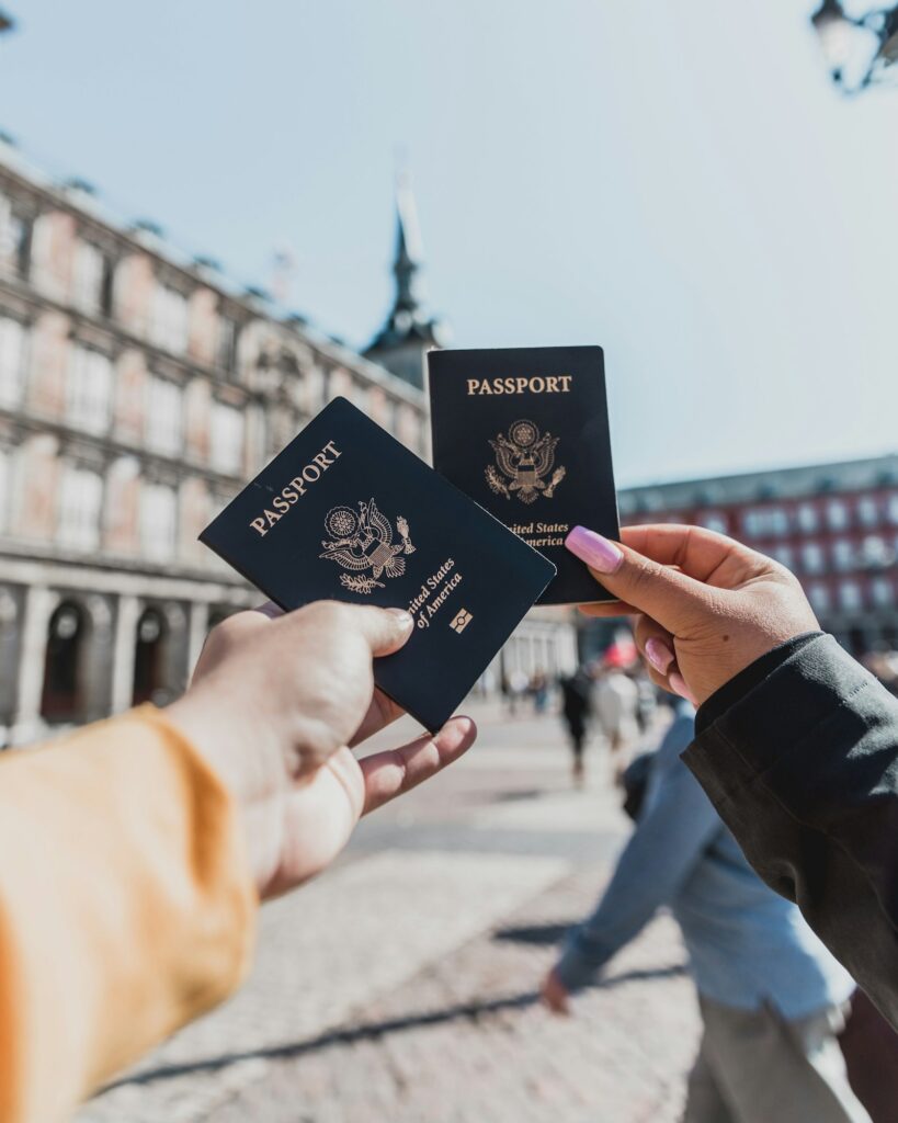 Heiraten im Ausland: Person hält zwei Reisepässe für die Reise zur Trauung