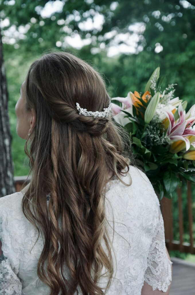 Hochsteckfrisuren Hochzeit: Braut mit eleganter Frisur und Blumenstrauß