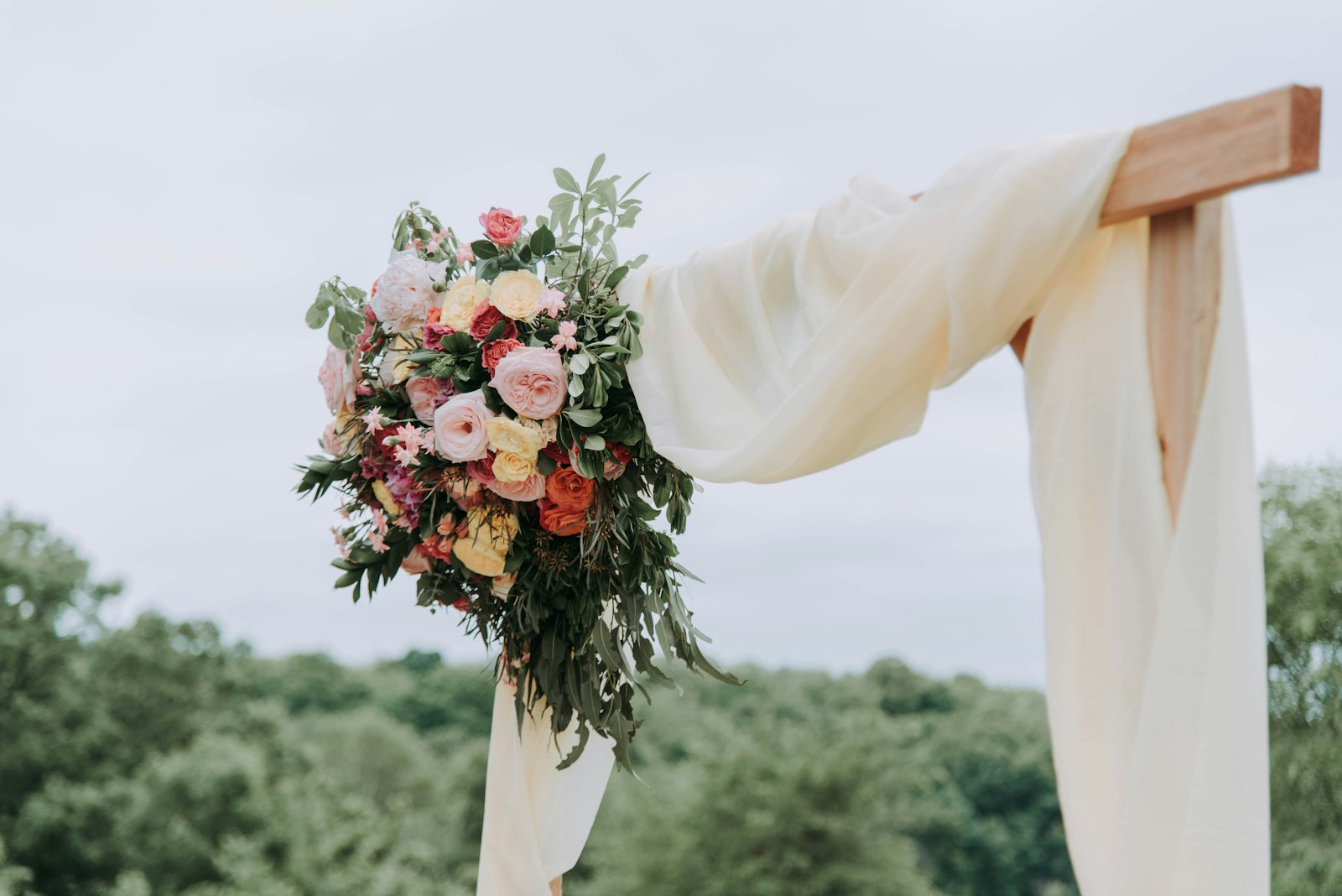 Blumenbogen in Rosa, Creme und Grün