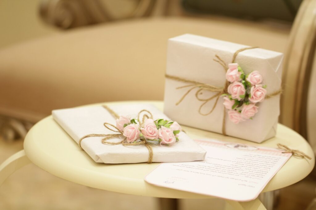 Hochzeitsgeschenk Ideen: zwei rosa-weiße Geschenkboxen mit Blumenmuster