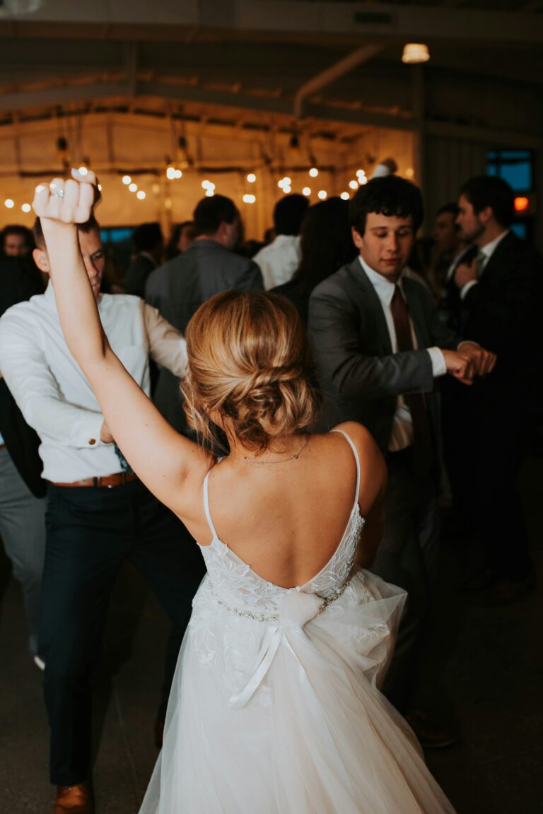 Hochzeitstanz Lieder: Brautpaar tanzt eng umschlungen auf seiner Hochzeitsfeier