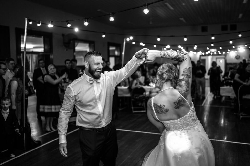 Hochzeitstanz Lieder im Walzertakt: Brautpaar tanzt den Eröffnungstanz auf der Hochzeitsfeier
