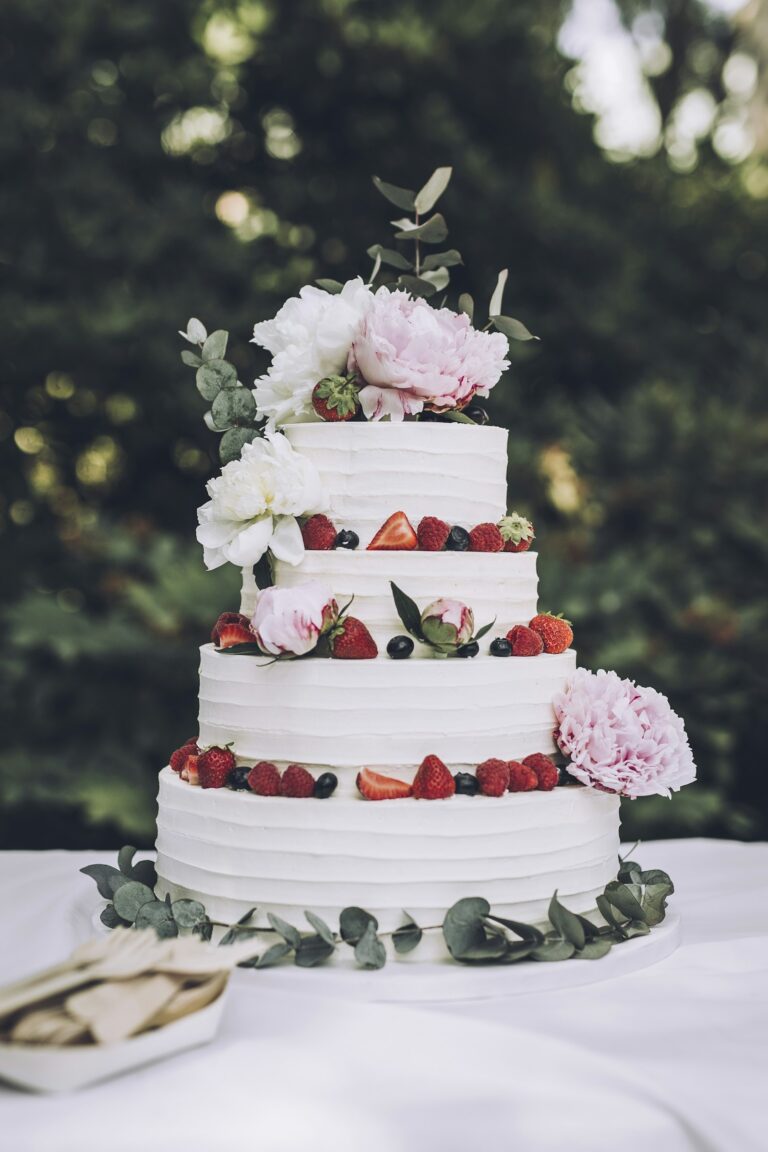 Weiße Hochzeitstorte mit Erdbeeren und Blumen