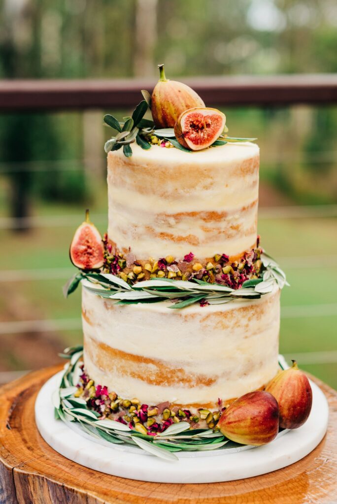 Hochzeitstorte Trends: dreistöckige helle Torte mit frischen Feigen als Dekoration