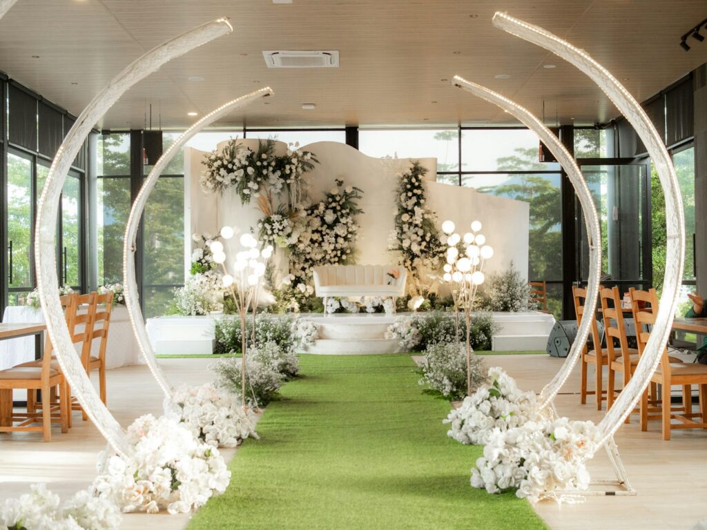 Hochzeitstrends 2027: Trauung im Freien mit grünem Teppich und weißen Blumen