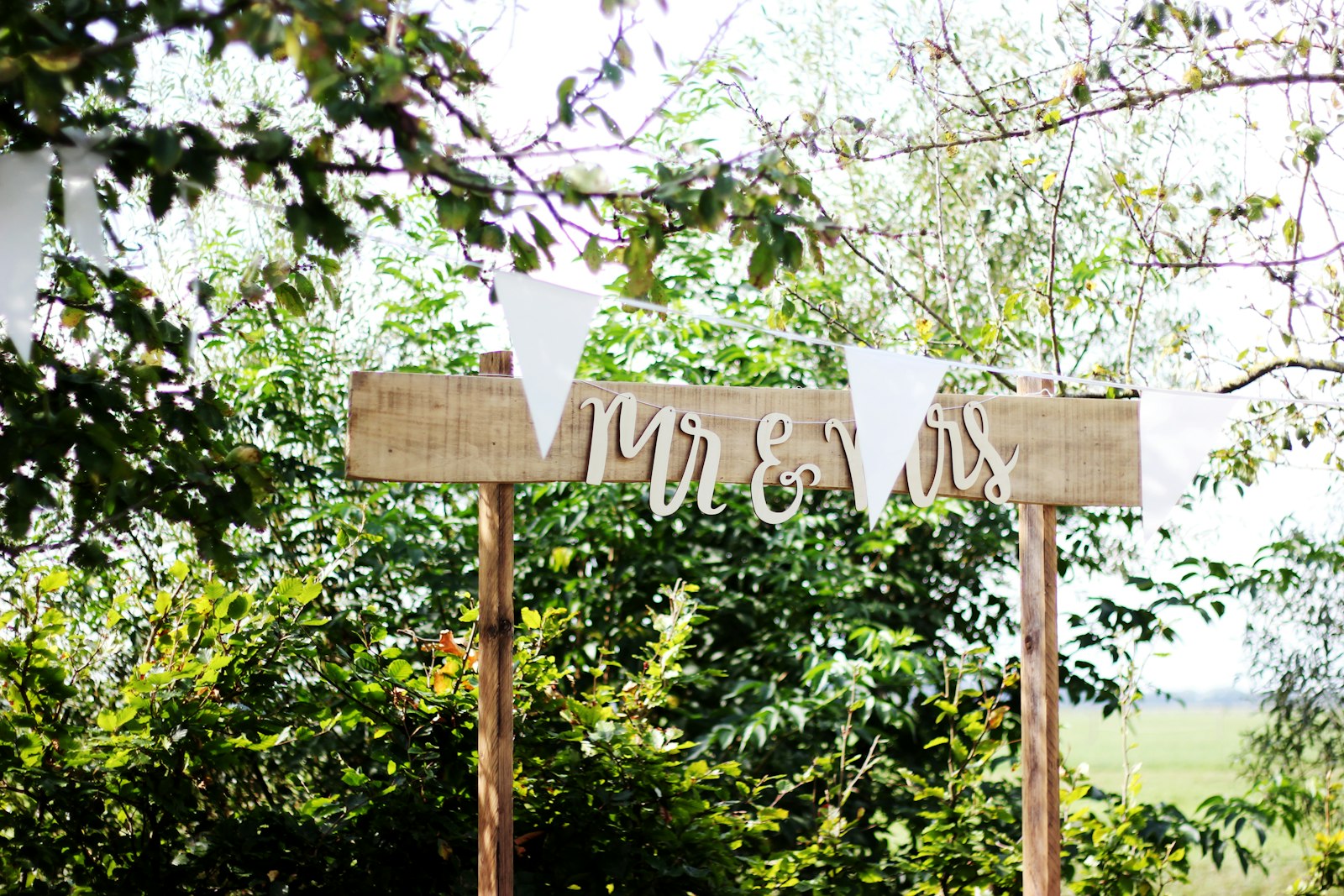 Holzschild mit Mr & Mrs Schriftzug als Beispiel für personalisierte Hochzeitsgeschenke