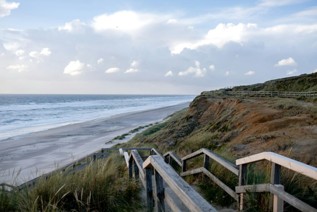 Holztreppe über die Düne hinunter zum Strand an der Nordsee
