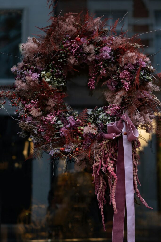 Kranz aus Trockenblumen mit Samtschleife als winterliche Hochzeitsdeko