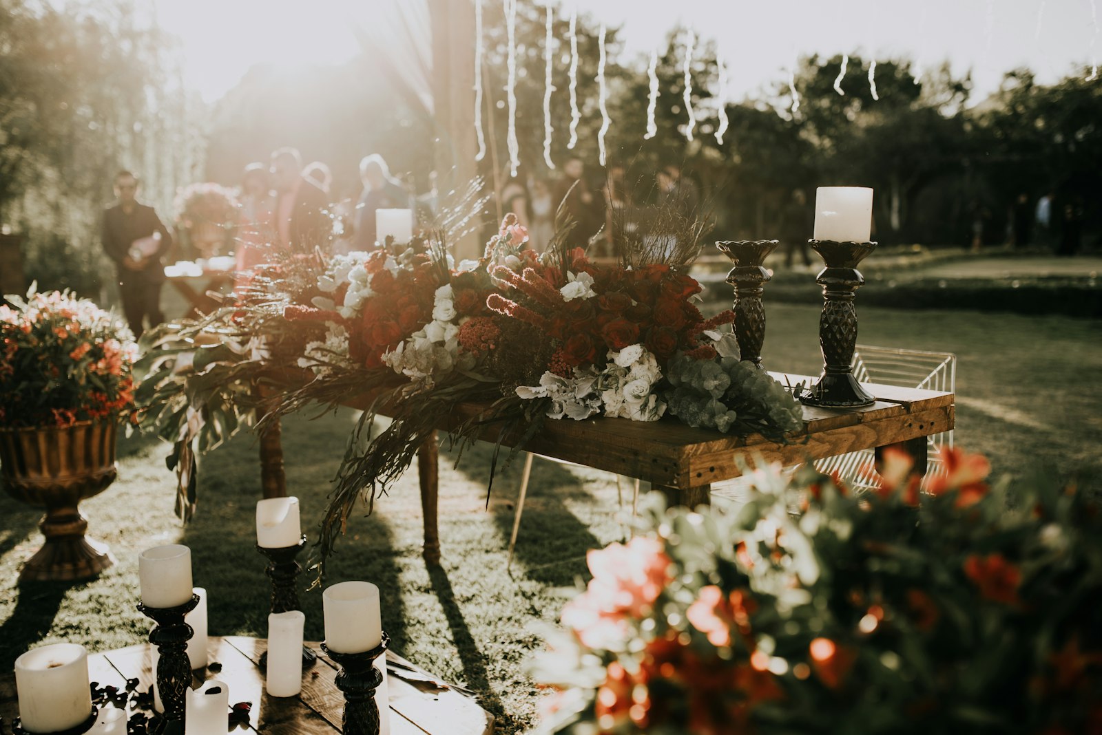 Festtafel mit bunten Blumen und Kerzen im Freien