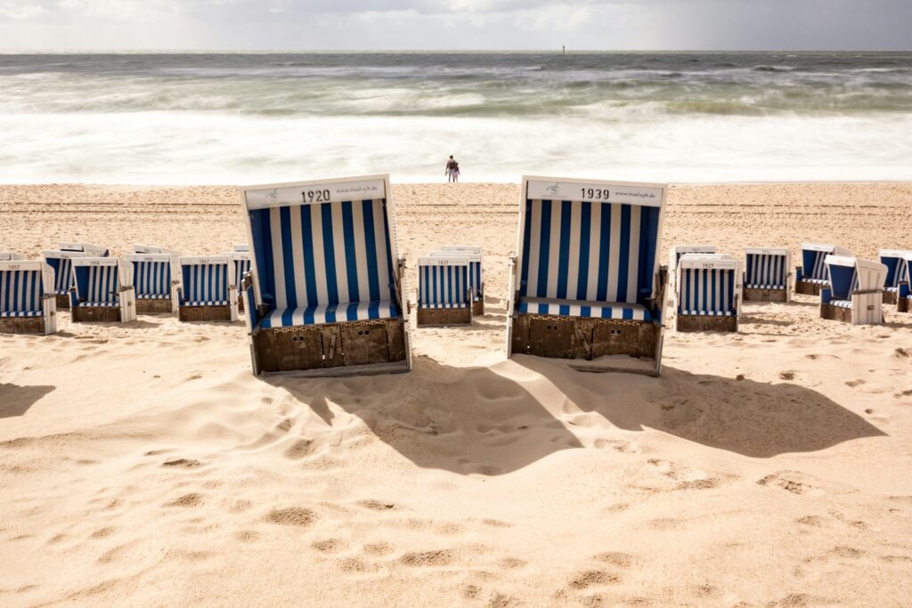 Reihe von Strandkörben am Sandstrand auf Sylt