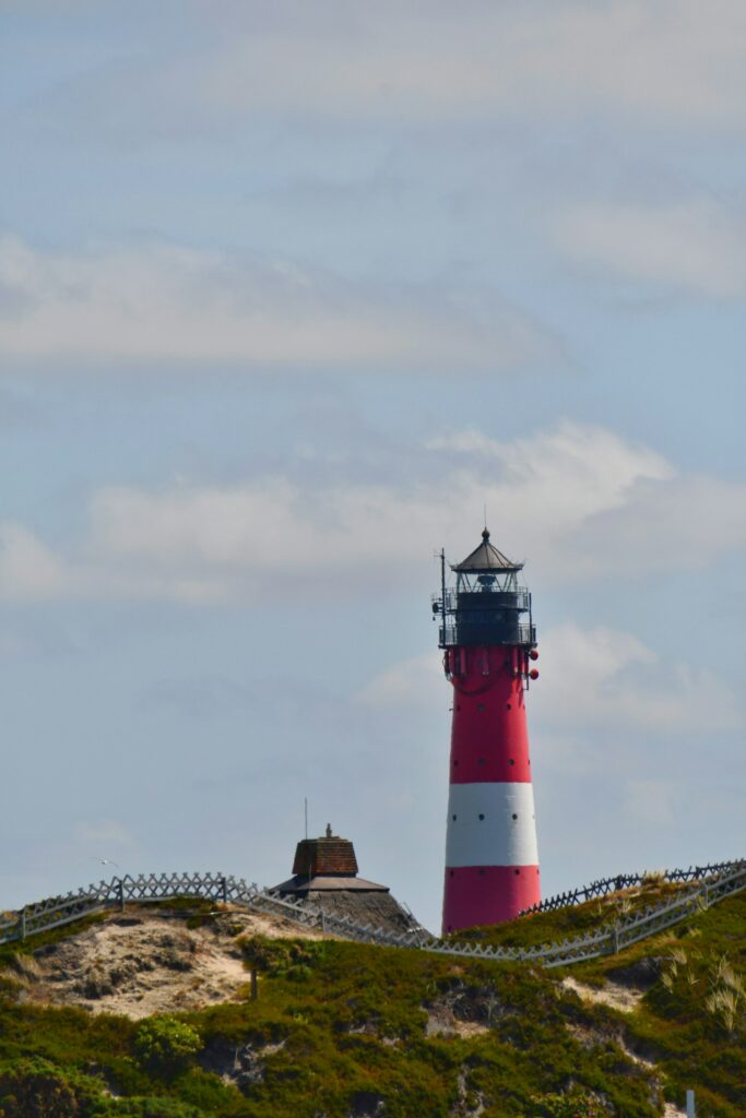 Rot-weißer Leuchtturm in den Dünen, beliebtes Fotomotiv beim Heiraten auf Sylt