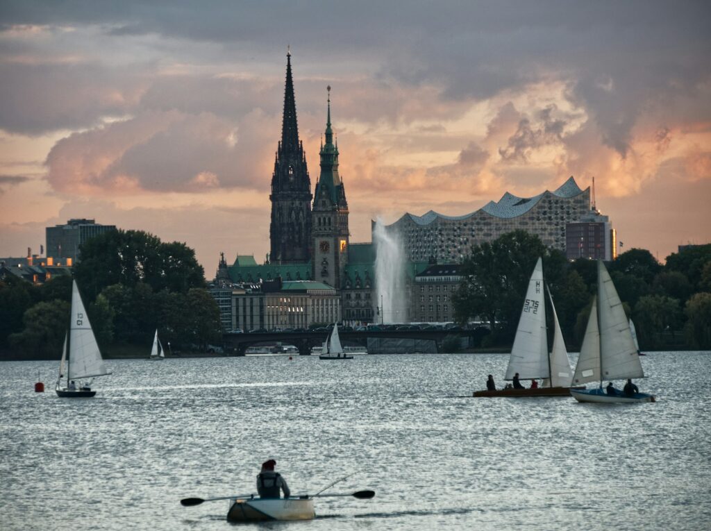 Stadthochzeit Hamburg: Segelboote auf der Alster vor der Kulisse der Innenstadt