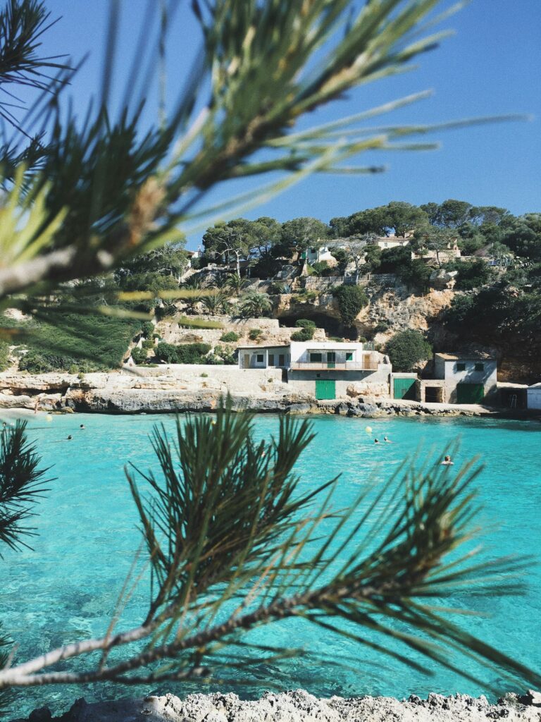 Steinhaus an der Küste mit blauem Meer auf Mallorca