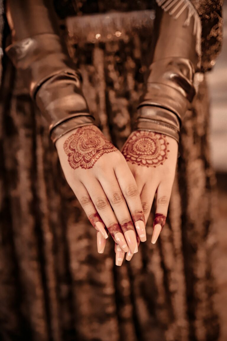 Hände mit Henna-Muster