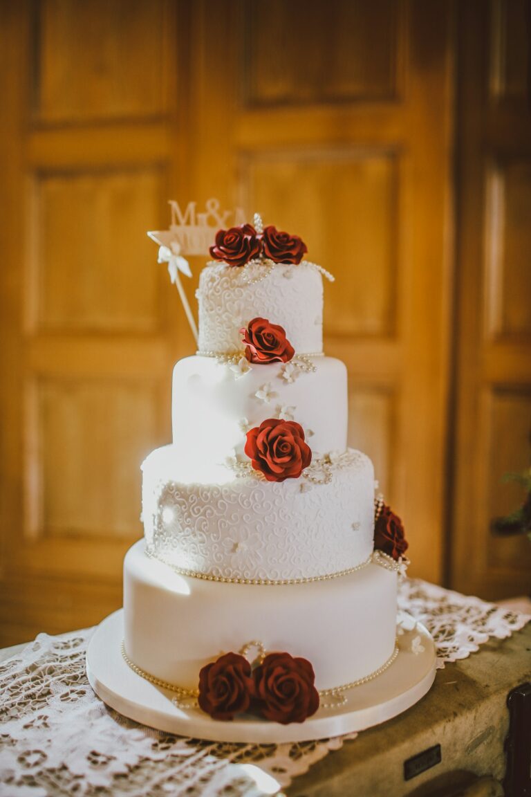Vierstöckige weiße Hochzeitstorte mit Blüten, Hochzeitstorte Preise für große Feiern