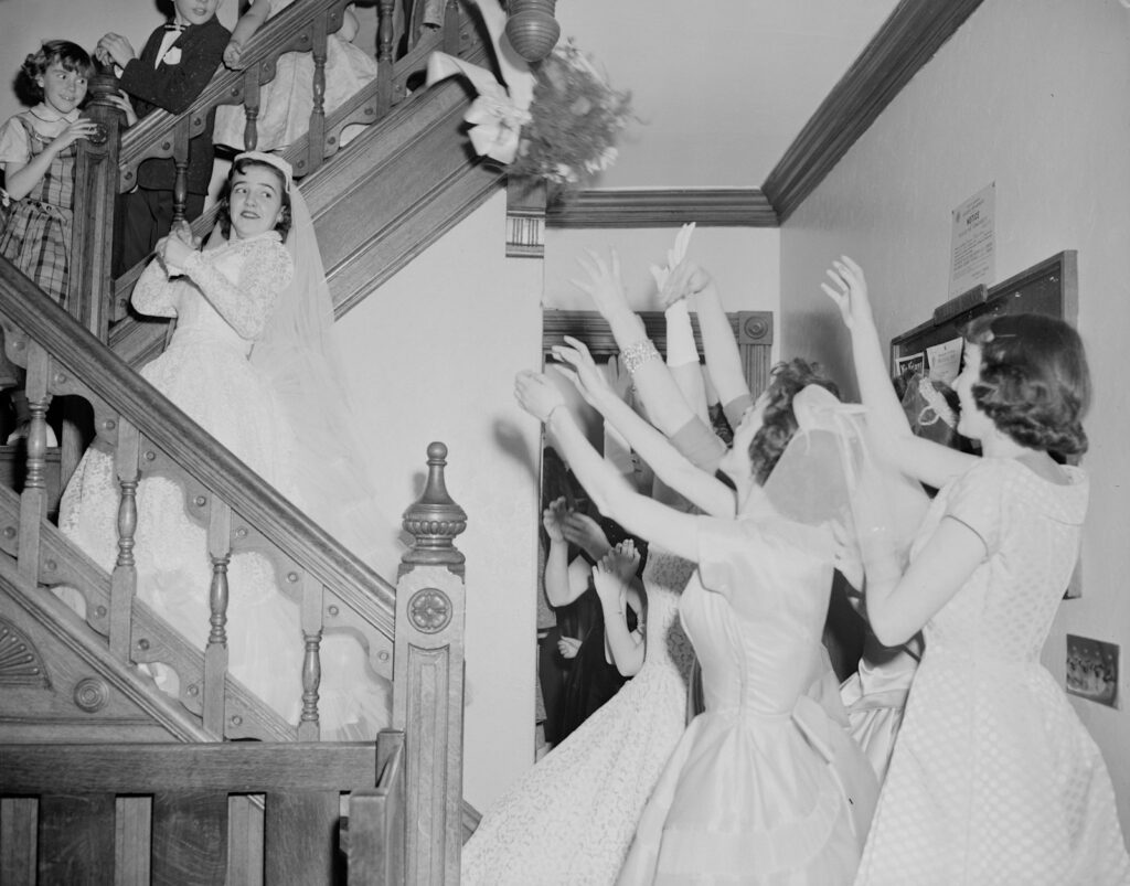 Vintage Hochzeit in Schwarzweiß: Brautpaar tanzt eng umschlungen