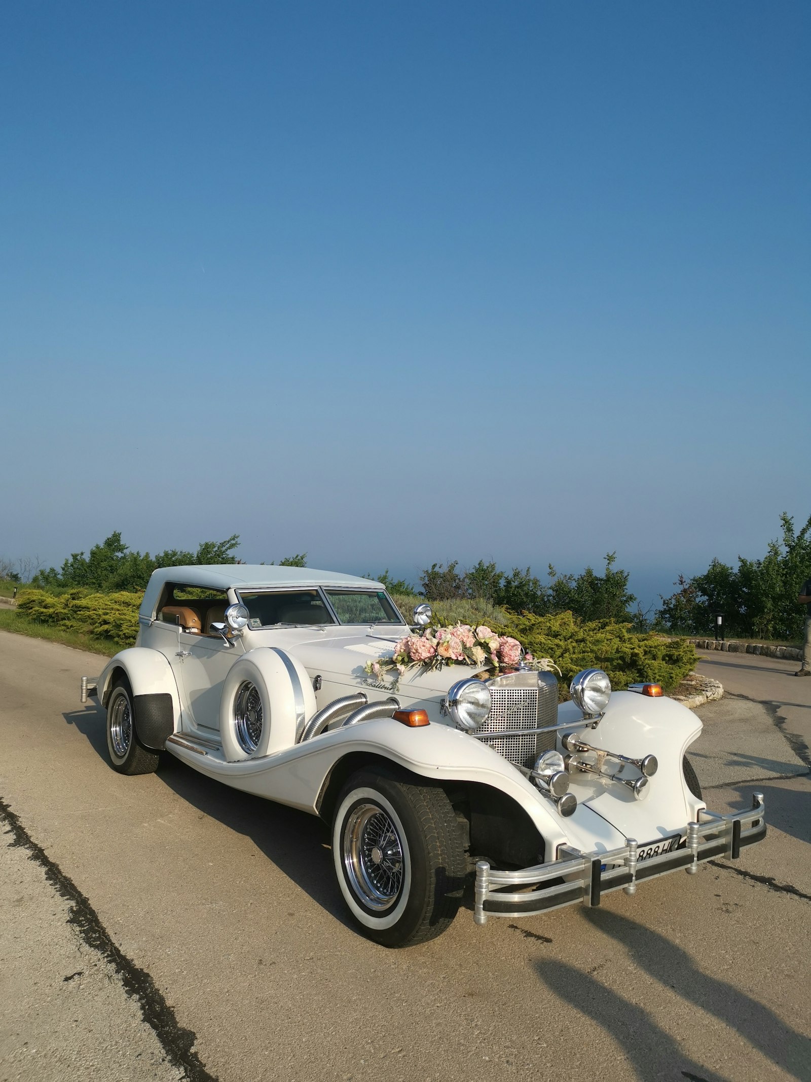 Geschmückter Oldtimer für eine Vintage-Hochzeit