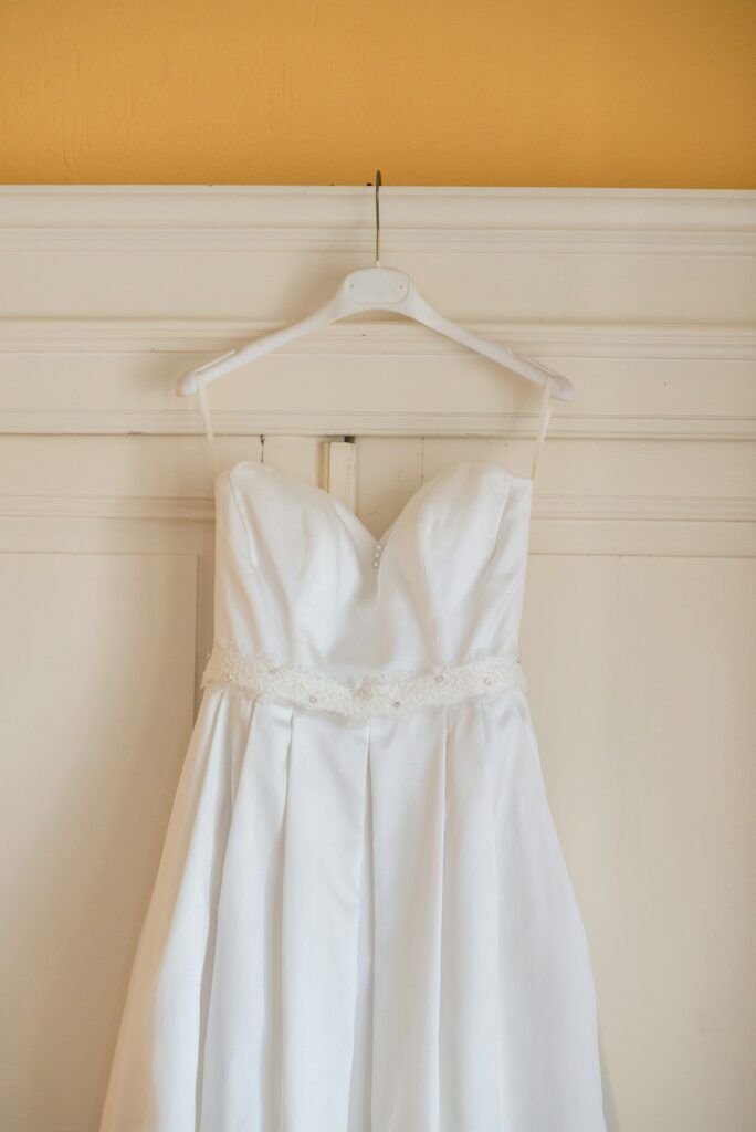 Weißes Brautkleid mit Herzausschnitt in klarer, reduzierter Silhouette