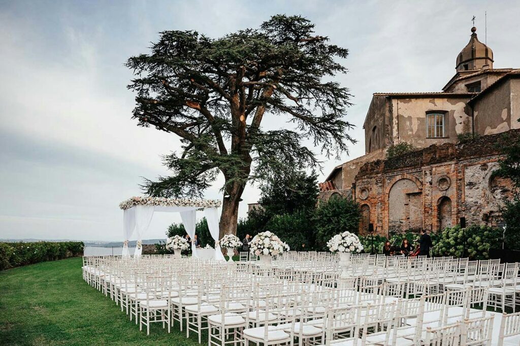 Zeremonie im Freien mit weißen Stühlen für eine Hochzeit im Ausland