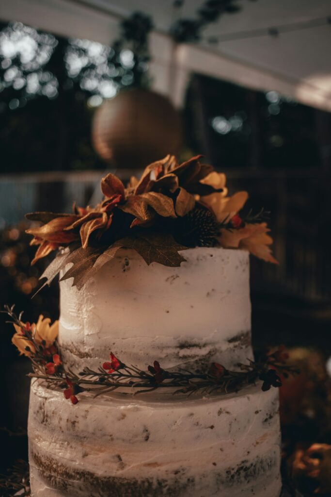 Zweistöckige weiße Hochzeitstorte mit Fondant als Beispiel für Hochzeitstorte Preise im mittleren Bereich